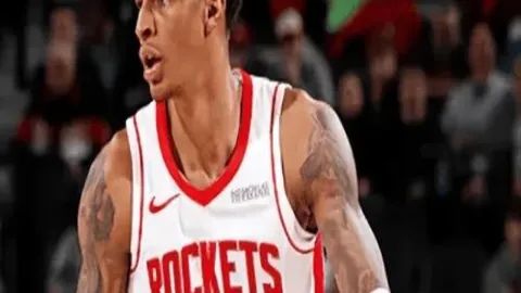 “拜仁传奇盖德·穆勒雕像在安联球场外隆重揭幕”